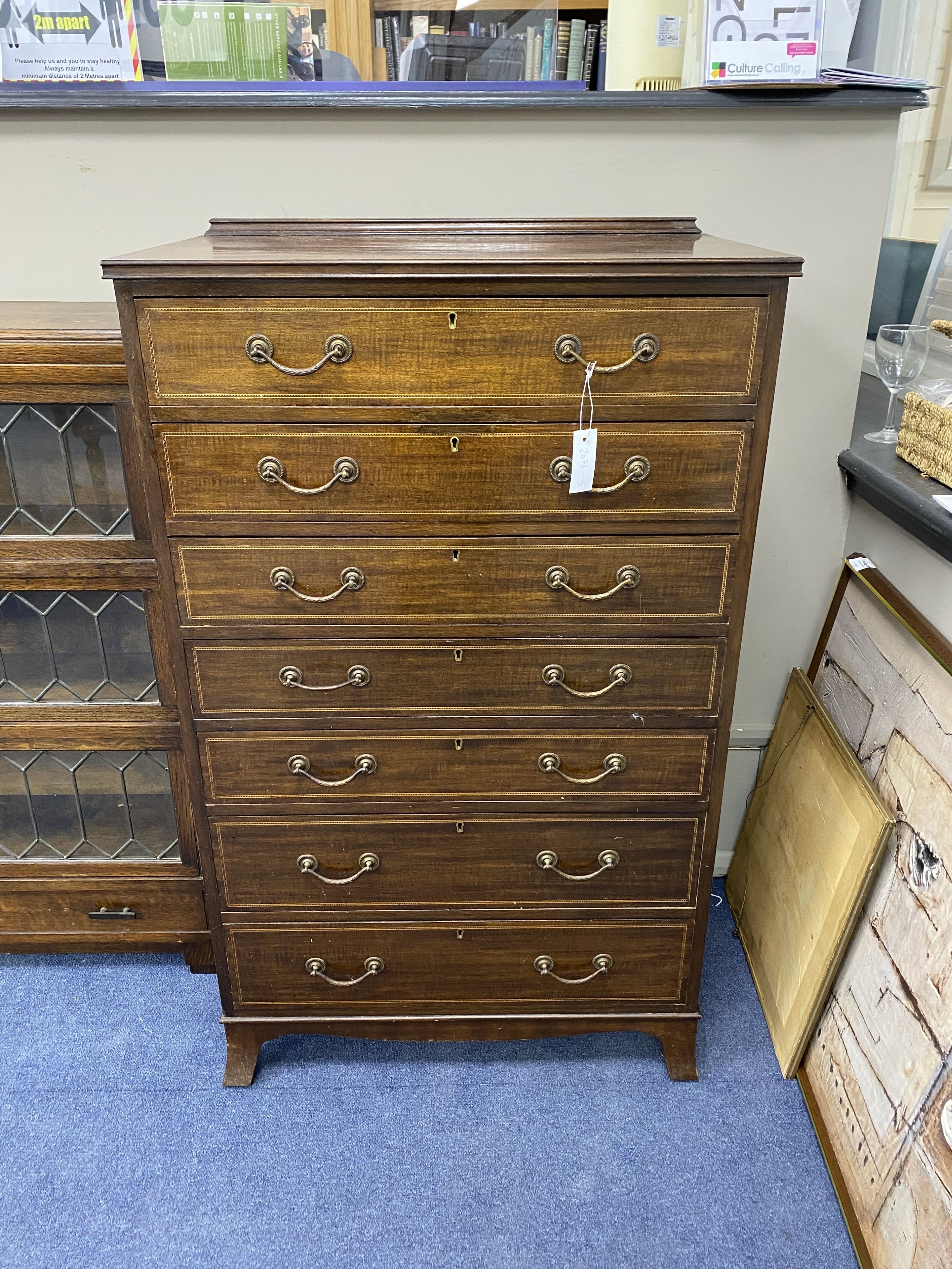 An Edwardian mahogany seven drawer chest, width 73cm, depth 44cm, height 122cm